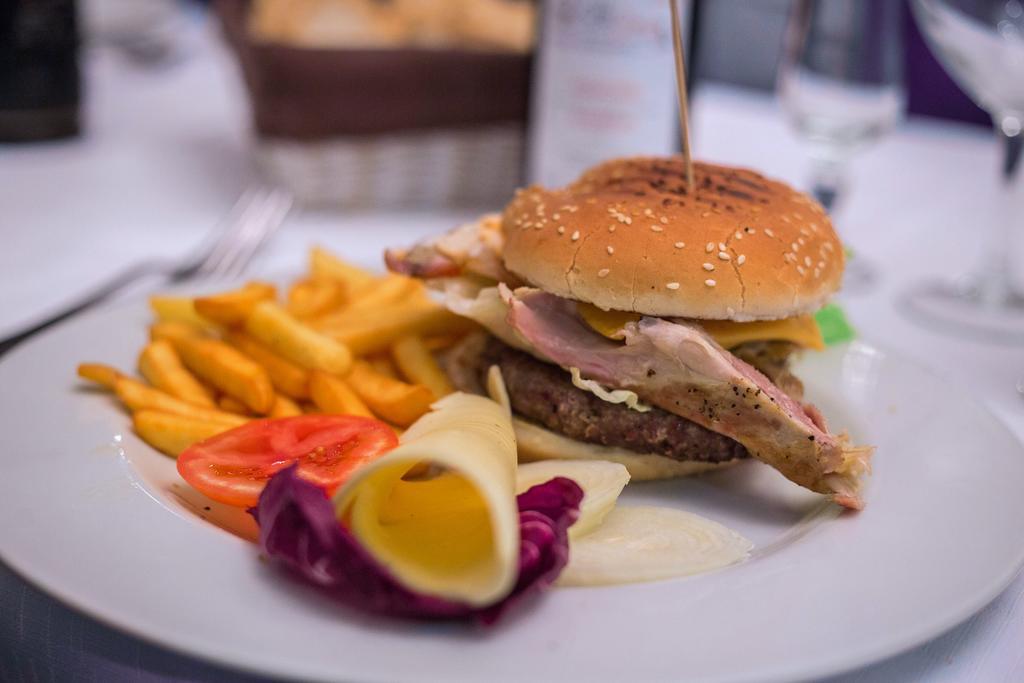 Hotel Ristorante La Perla Varallo Pombia Eksteriør billede