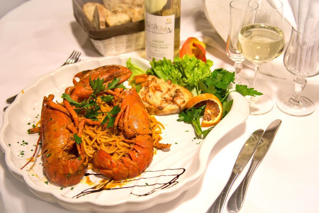 Hotel Ristorante La Perla Varallo Pombia Eksteriør billede