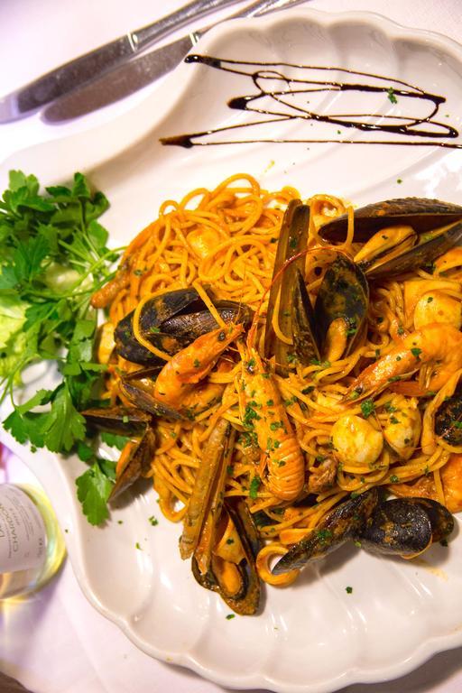 Hotel Ristorante La Perla Varallo Pombia Eksteriør billede
