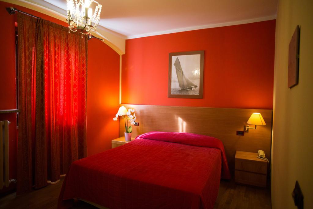 Hotel Ristorante La Perla Varallo Pombia Eksteriør billede