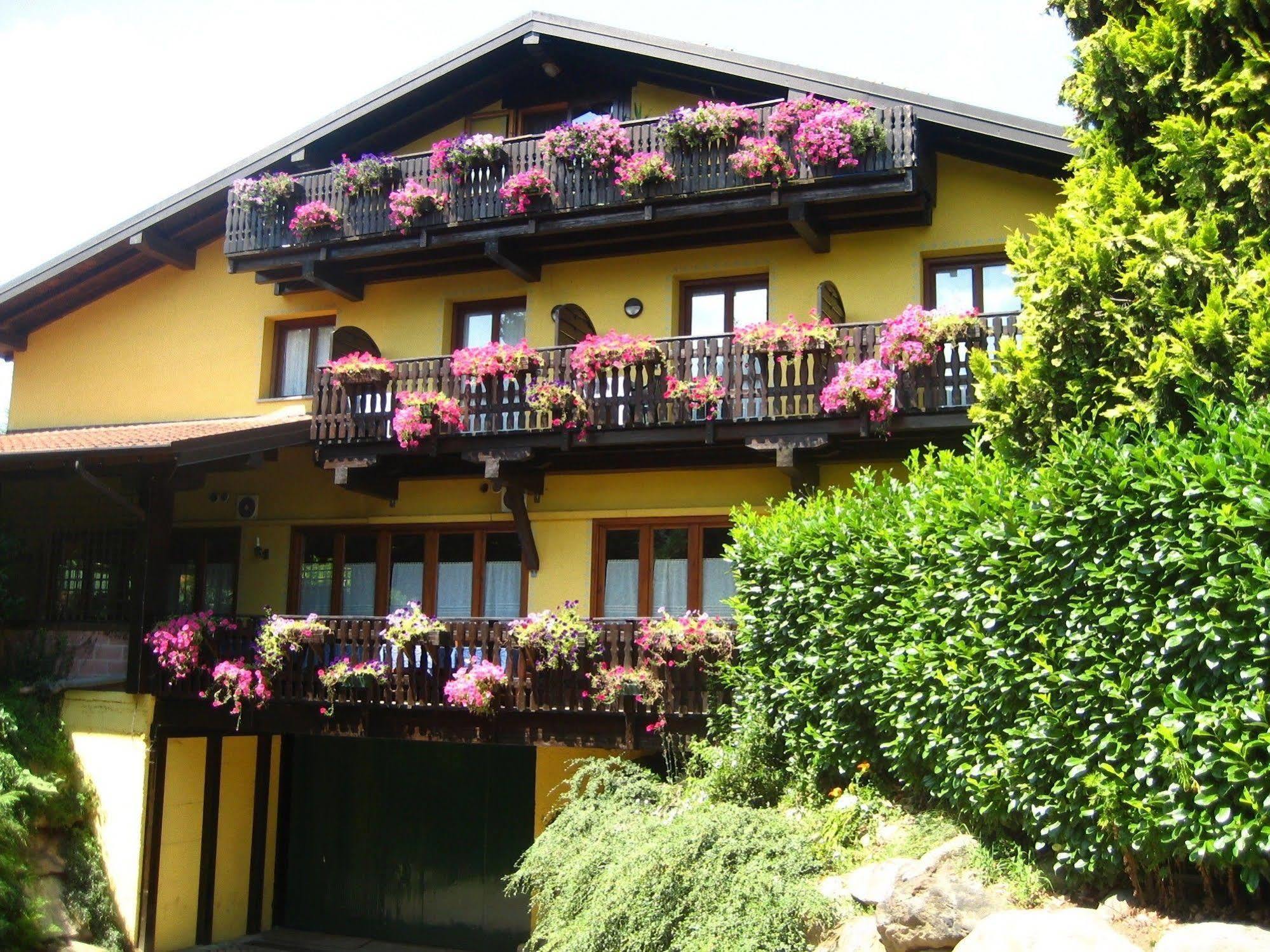 Hotel Ristorante La Perla Varallo Pombia Eksteriør billede