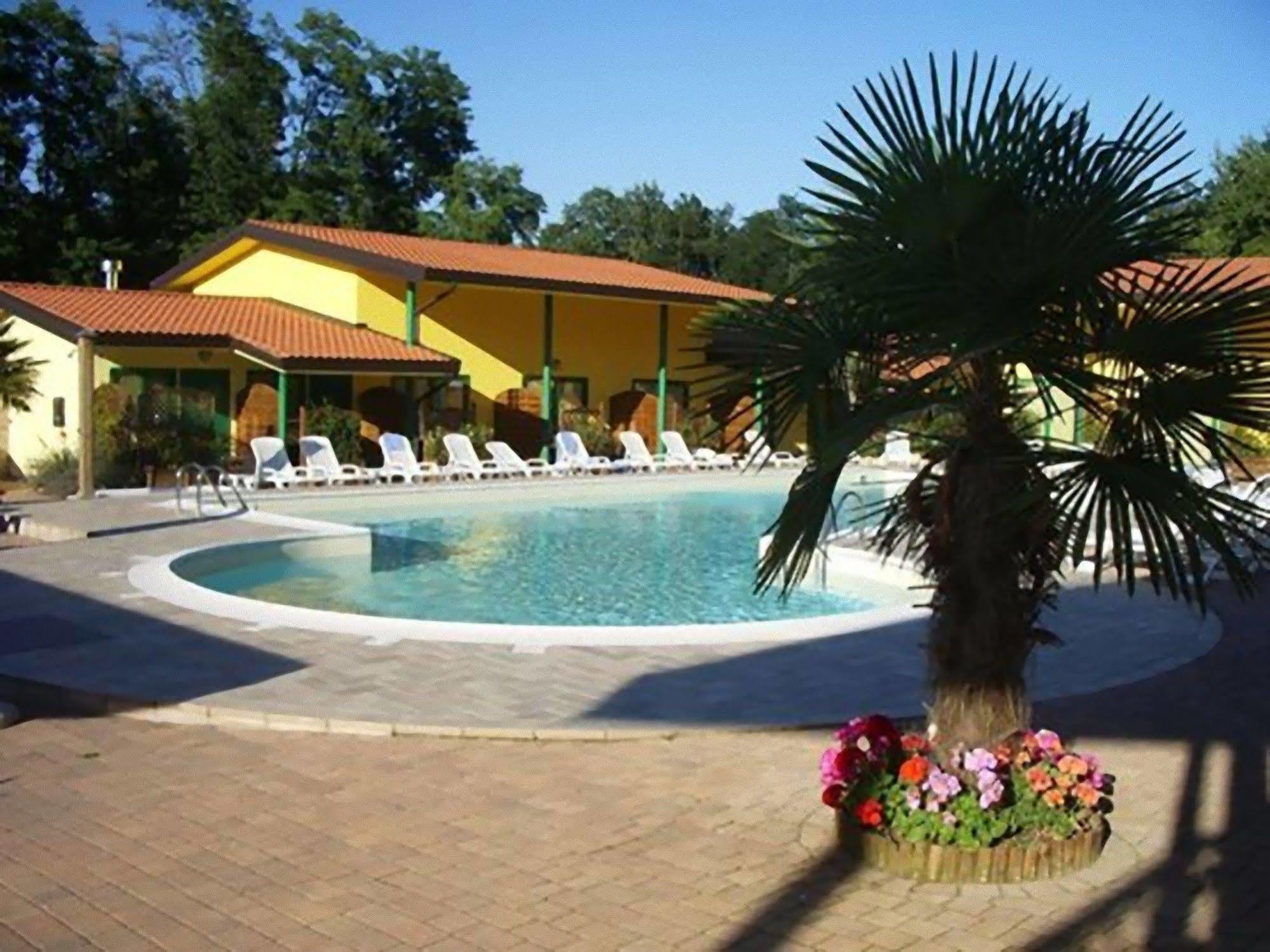 Hotel Ristorante La Perla Varallo Pombia Eksteriør billede