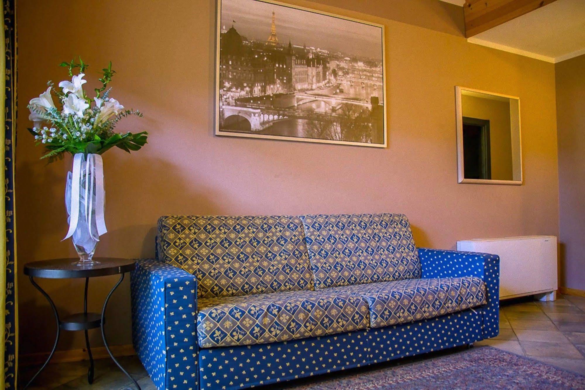 Hotel Ristorante La Perla Varallo Pombia Eksteriør billede