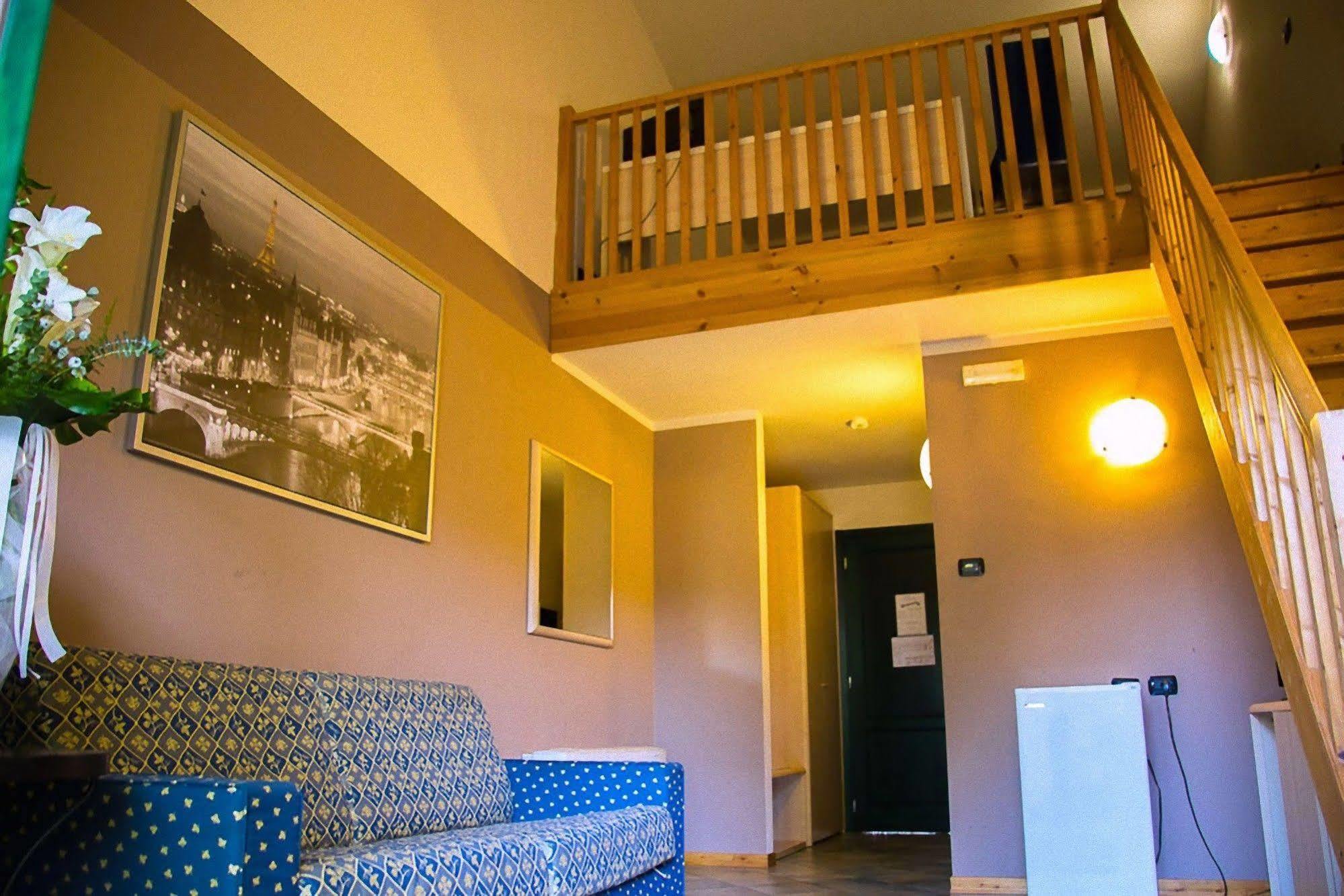 Hotel Ristorante La Perla Varallo Pombia Eksteriør billede