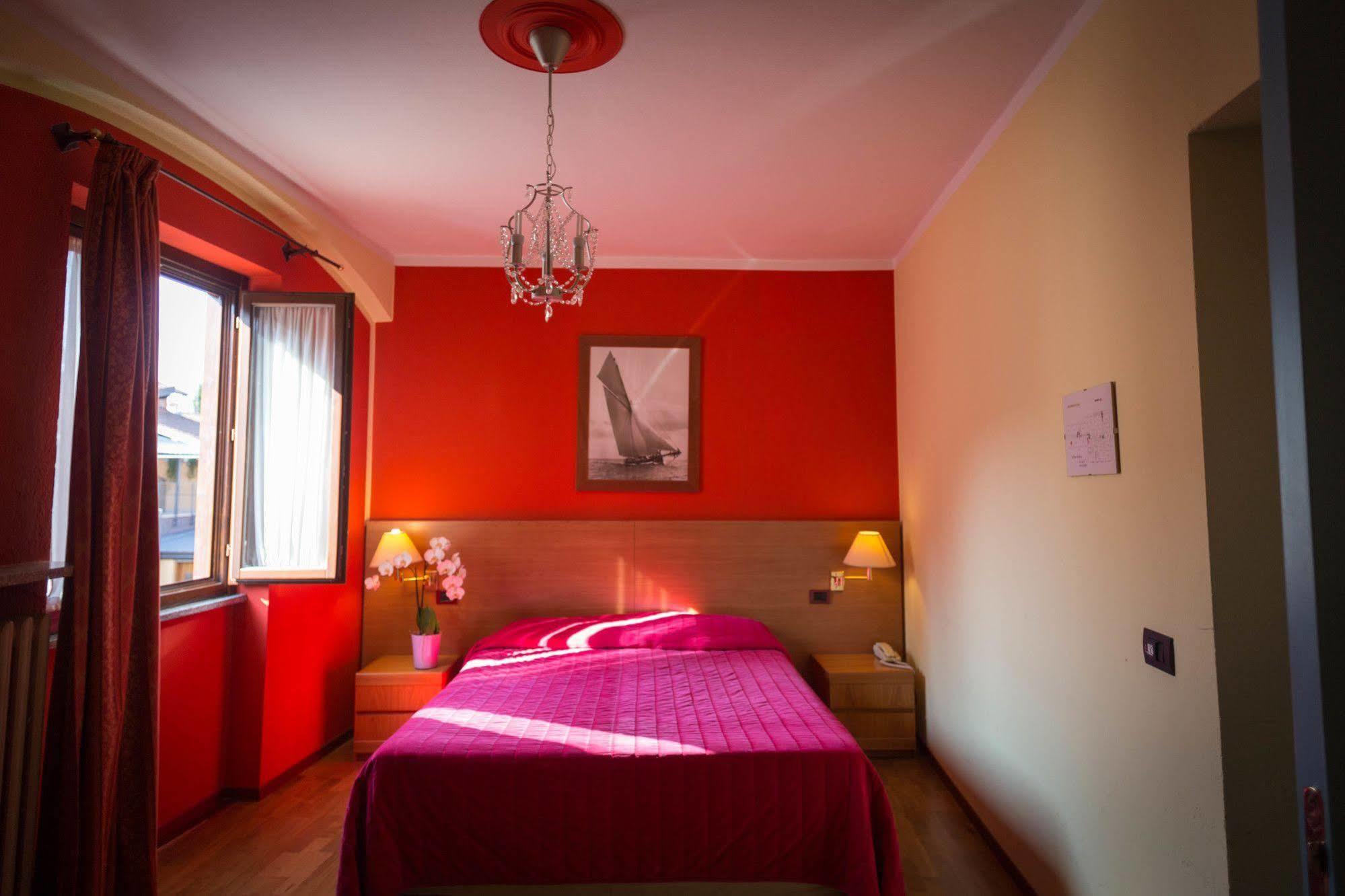 Hotel Ristorante La Perla Varallo Pombia Eksteriør billede