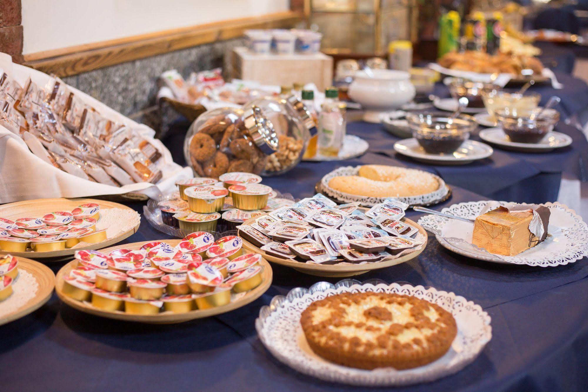 Hotel Ristorante La Perla Varallo Pombia Eksteriør billede