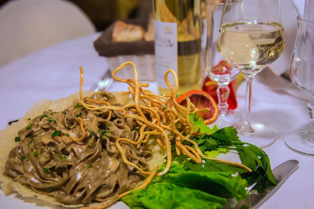 Hotel Ristorante La Perla Varallo Pombia Restaurant billede
