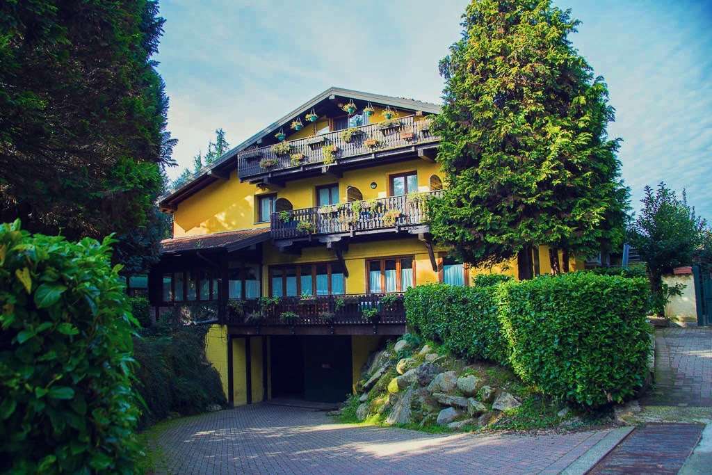 Hotel Ristorante La Perla Varallo Pombia Eksteriør billede